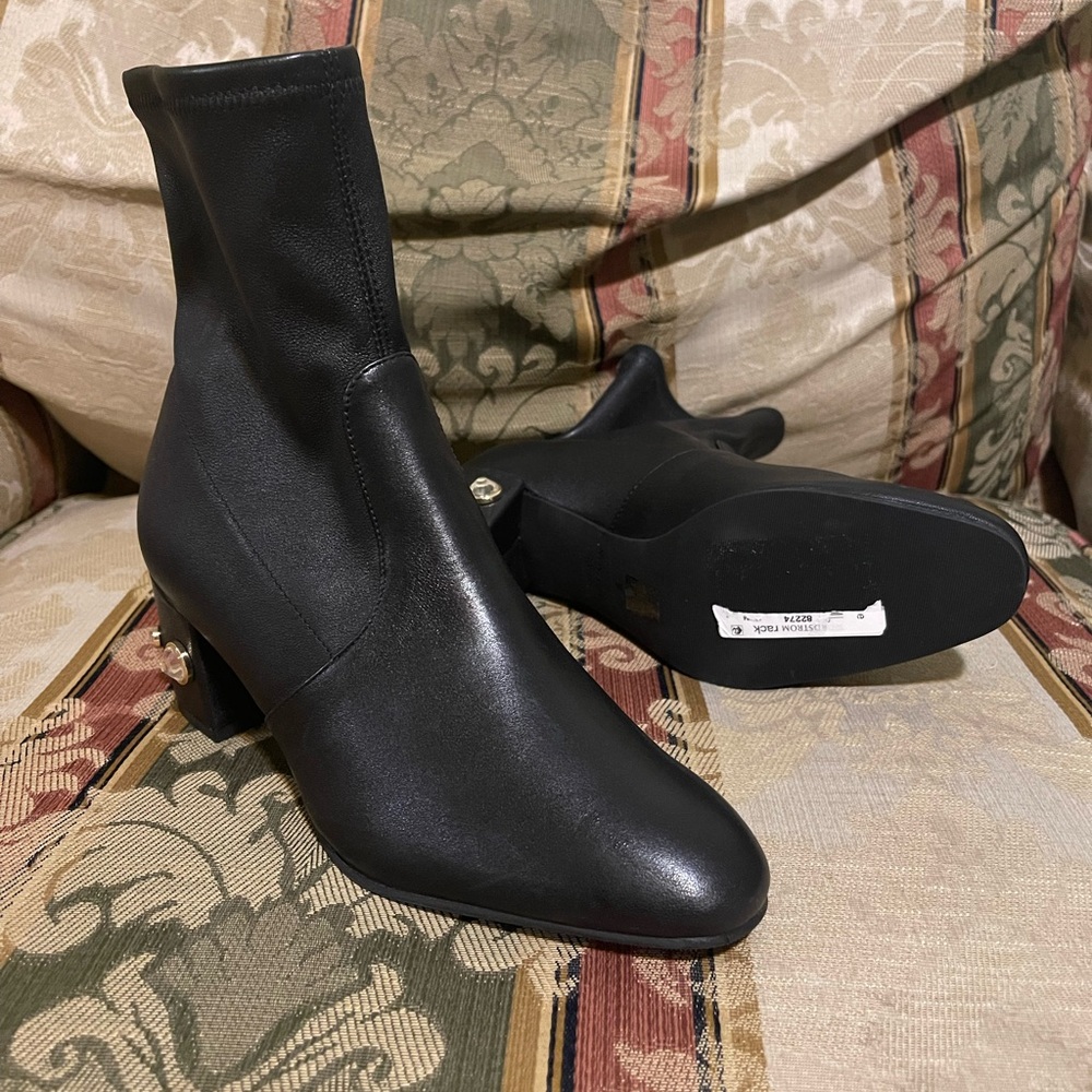 Stuart Weitzman Allshine 60 Leather Bootie in Black size 6B
N4-10